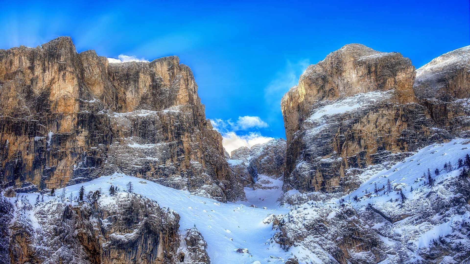 kaiyun app-赛场“激情燃烧”_欧冠夜晚的难忘瞬间，欧冠精彩片段